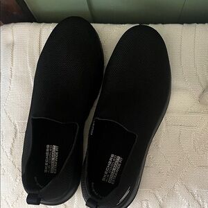 Skechers Men's Black Slip-On Sneakers - like new